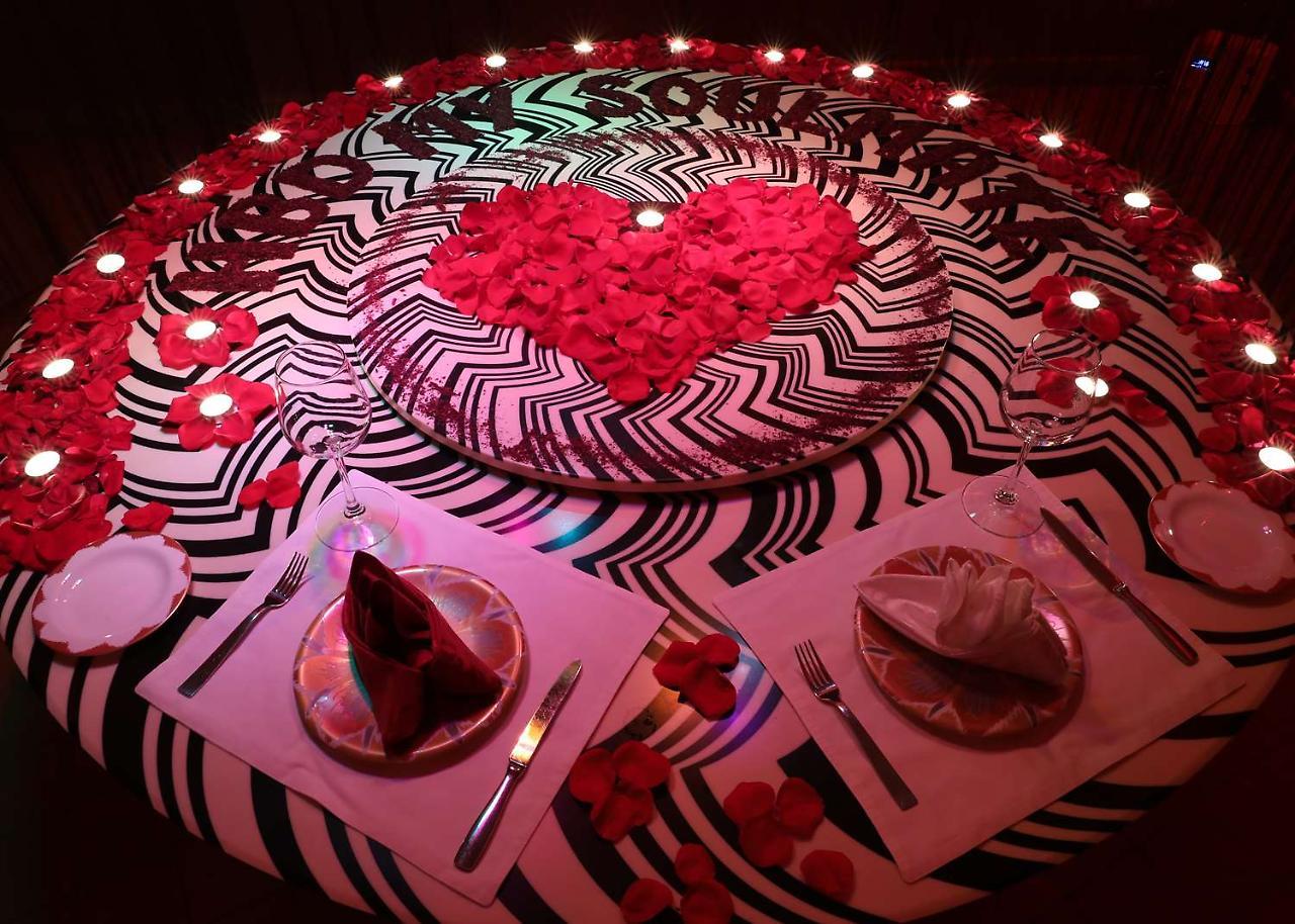 Symphony Style Hotel Kuwait Salmiya Esterno foto A table at the restaurant