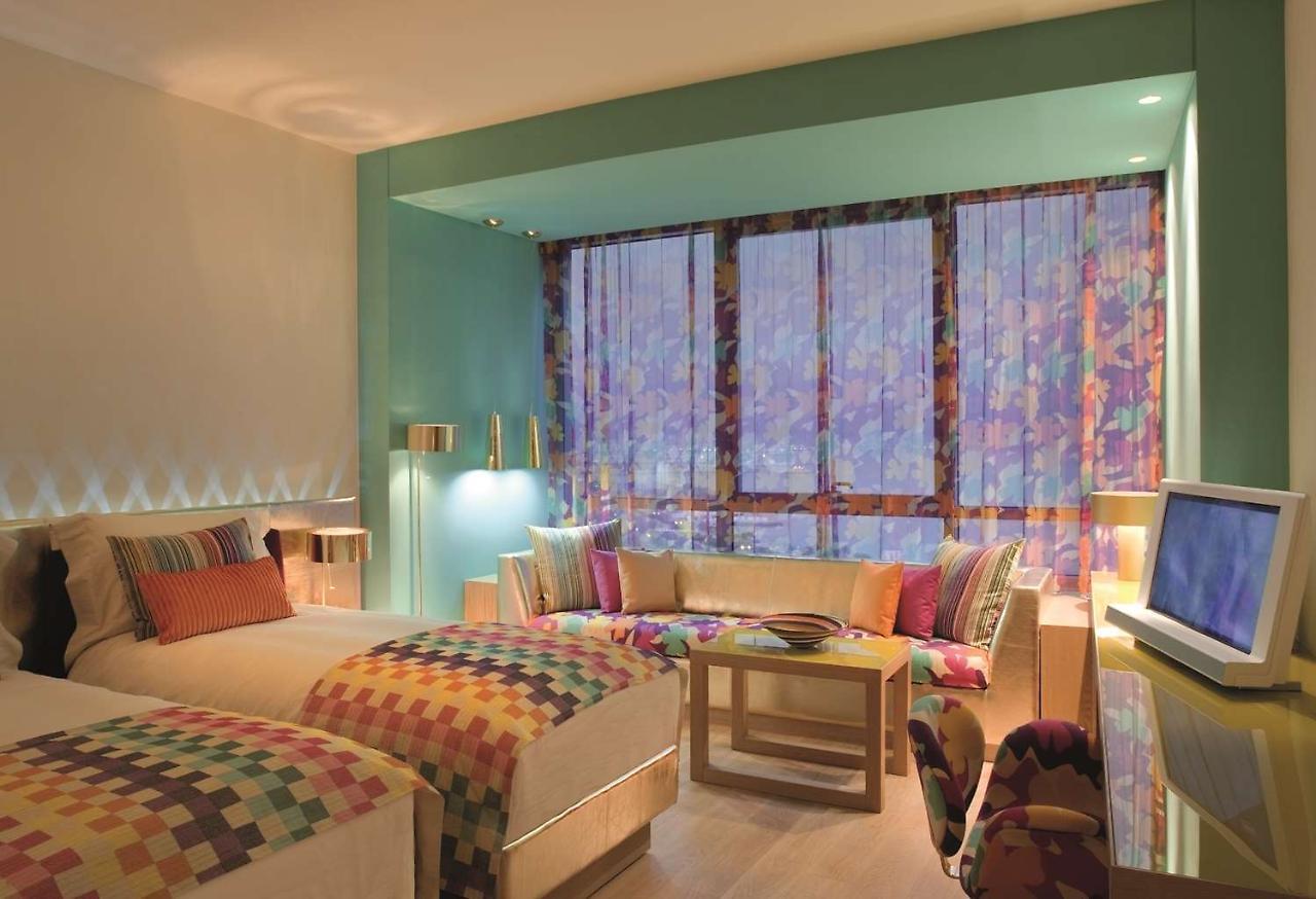 Symphony Style Hotel Kuwait Salmiya Esterno foto A room at the hotel
