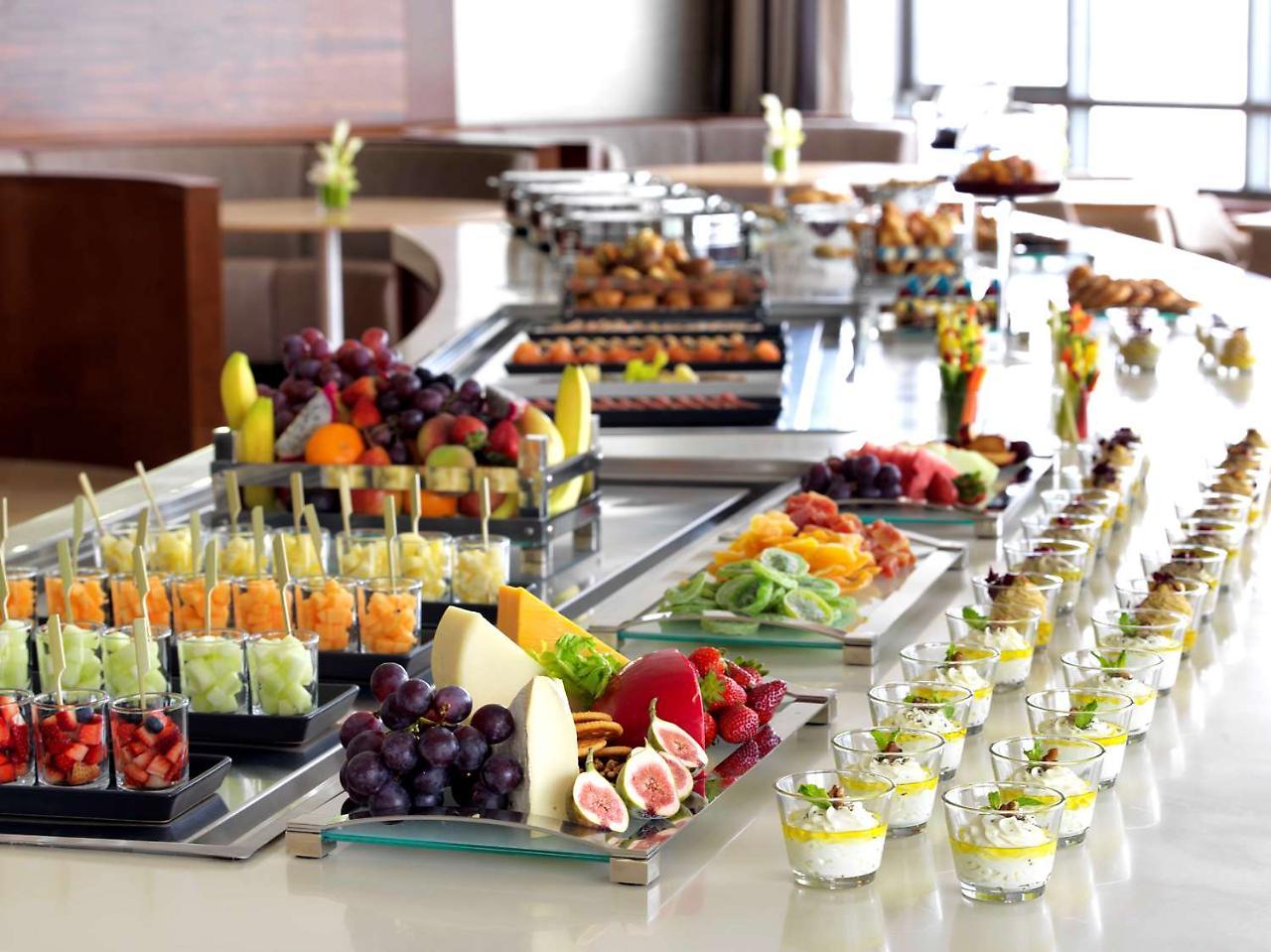 Symphony Style Hotel Kuwait Salmiya Esterno foto A buffet