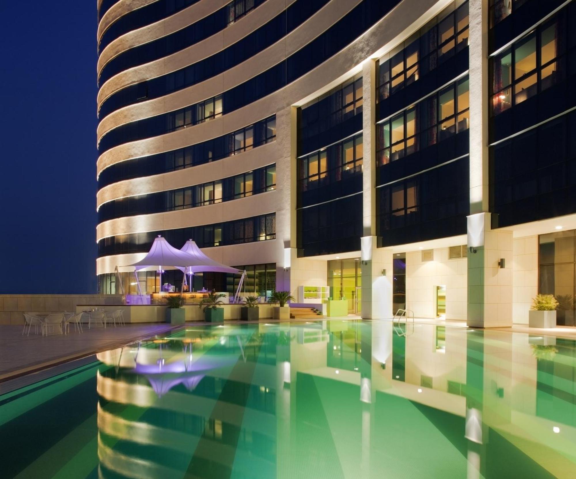 Symphony Style Hotel Kuwait Salmiya Esterno foto The swimming pool at the hotel