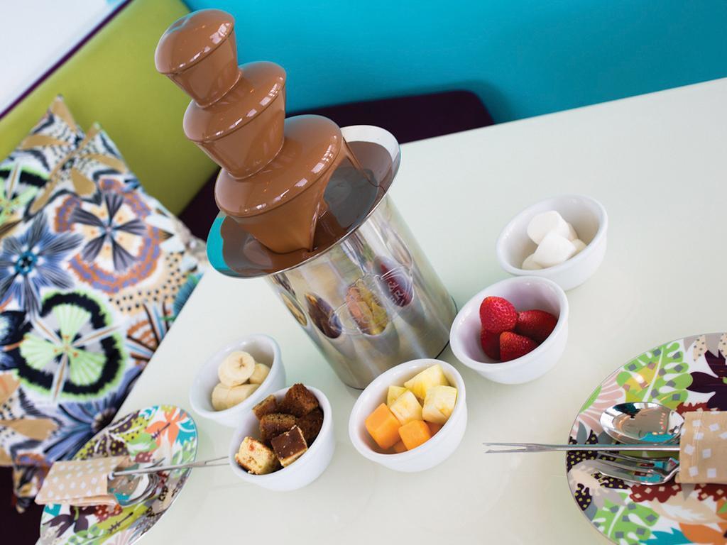 Symphony Style Hotel Kuwait Salmiya Esterno foto A chocolate fountain