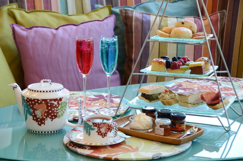 Symphony Style Hotel Kuwait Salmiya Esterno foto Afternoon tea at the InterContinental Hotel, London