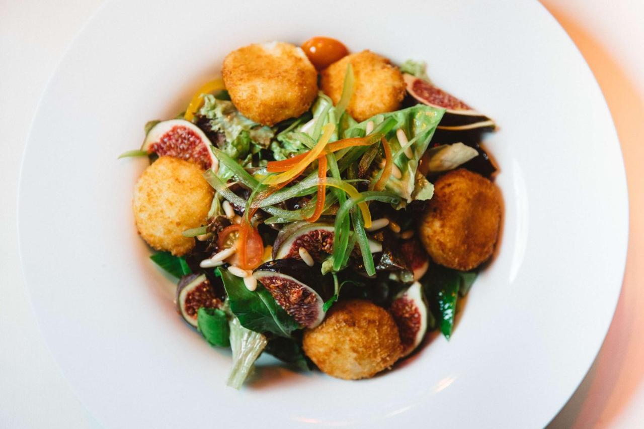 Symphony Style Hotel Kuwait Salmiya Esterno foto A salad with figs and goat's cheese