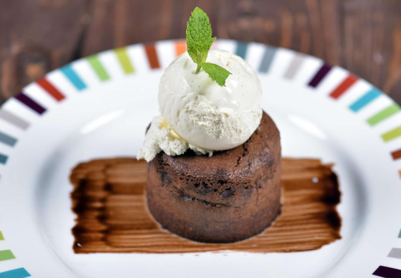 Symphony Style Hotel Kuwait Salmiya Esterno foto A chocolate lava cake with ice cream
