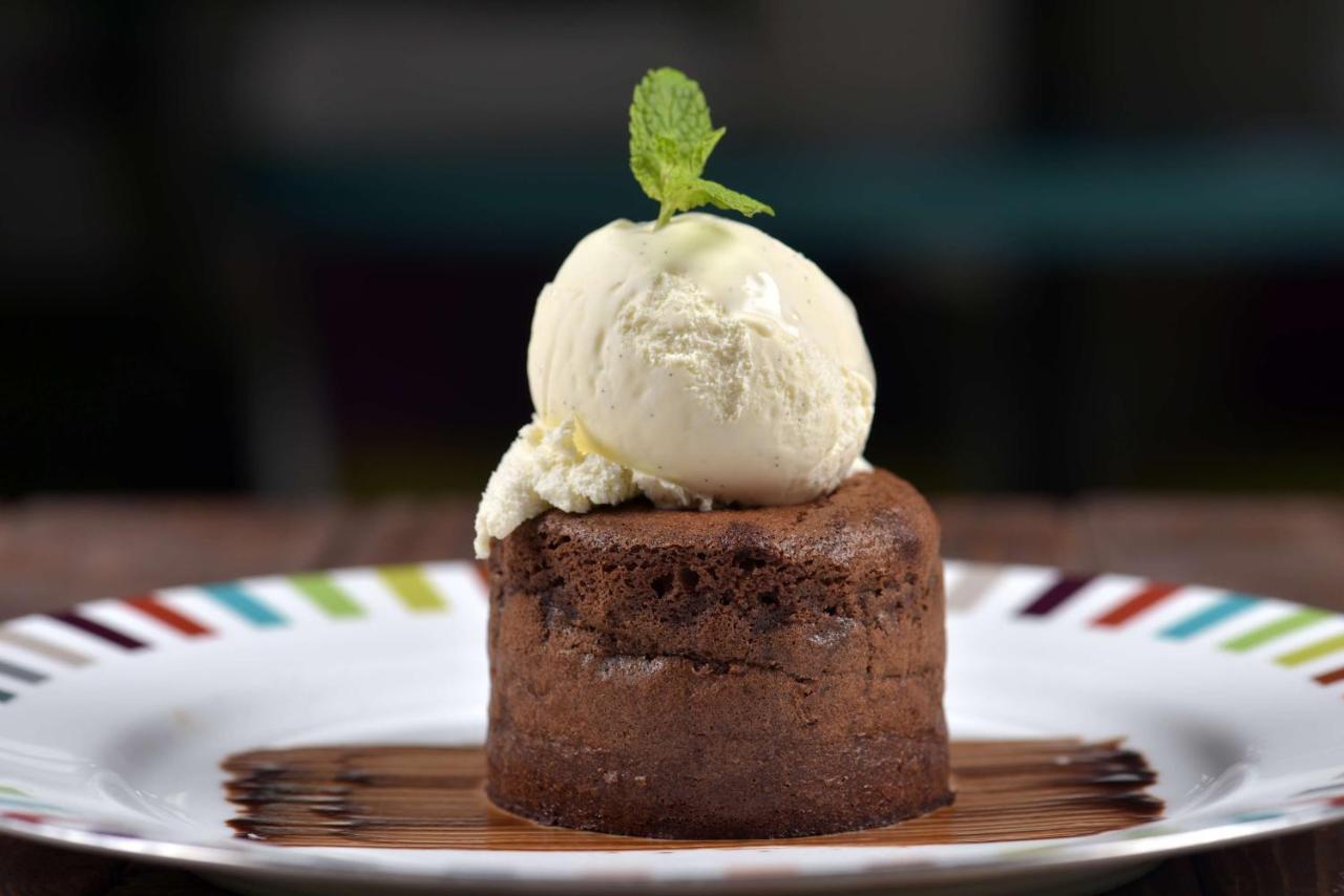 Symphony Style Hotel Kuwait Salmiya Esterno foto A chocolate lava cake with ice cream