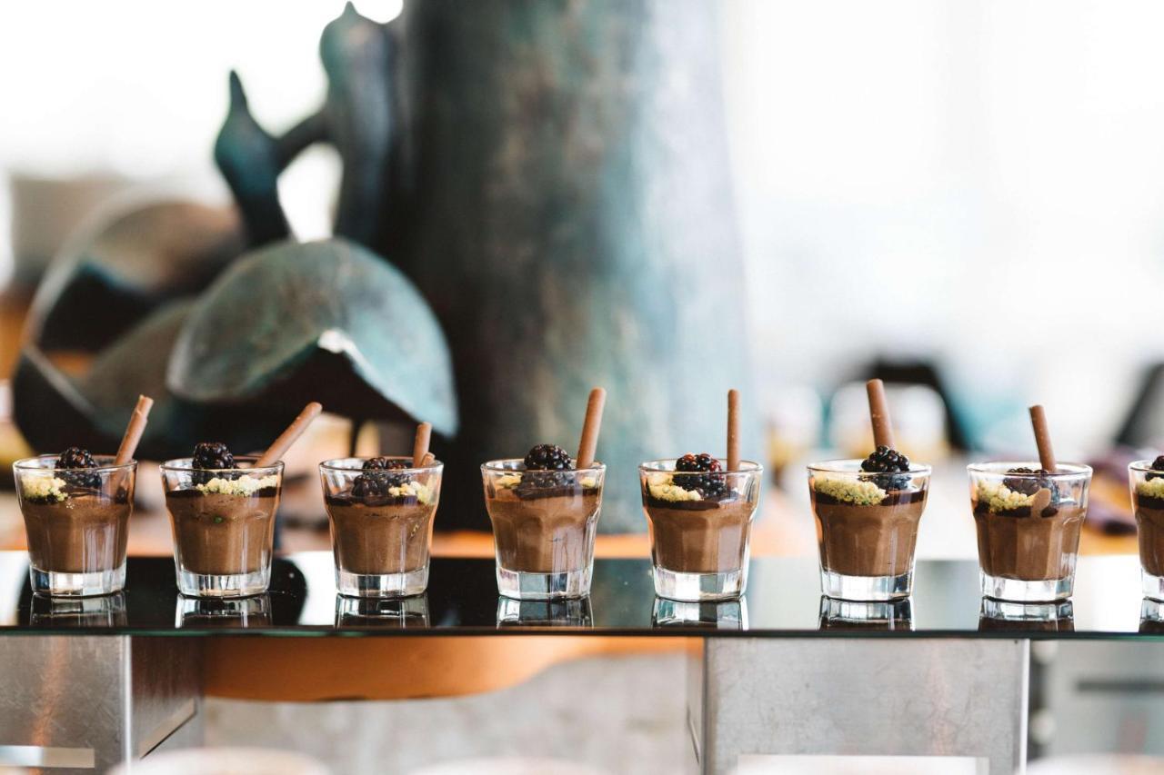 Symphony Style Hotel Kuwait Salmiya Esterno foto Chocolate dessert